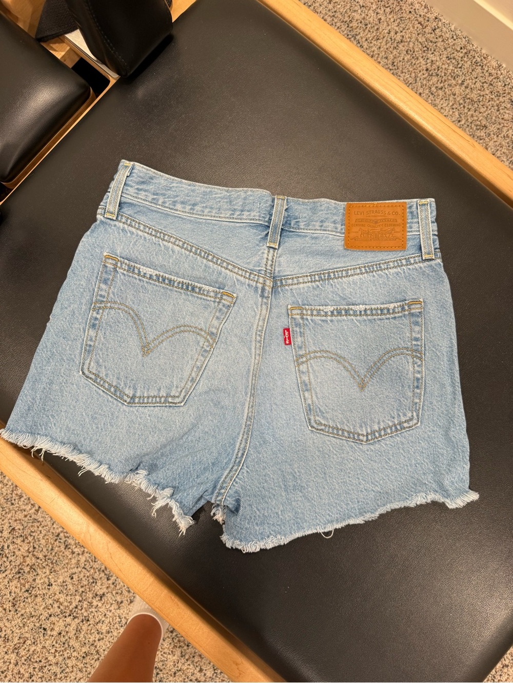 Levi’s Ribcage Shorts - Picture 3 of 3